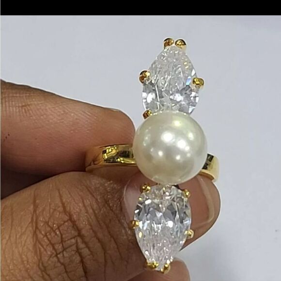 Goldtone Pearl & Simulated Diamond Three Stone Ring NWOT - Picture 2 of 5